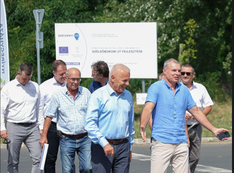Dr. Kovács Ferenc polgármester mellett jobbra Győri Zsolt, a "KE-VÍZ 21" zRt. út és hídépítési irodájának vezetője Fotó: szon.hu/Dodó Ferenc